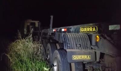 Catanduvas: Siena capota apÃ³s colidir com carreta carregada de madeira na BR-277